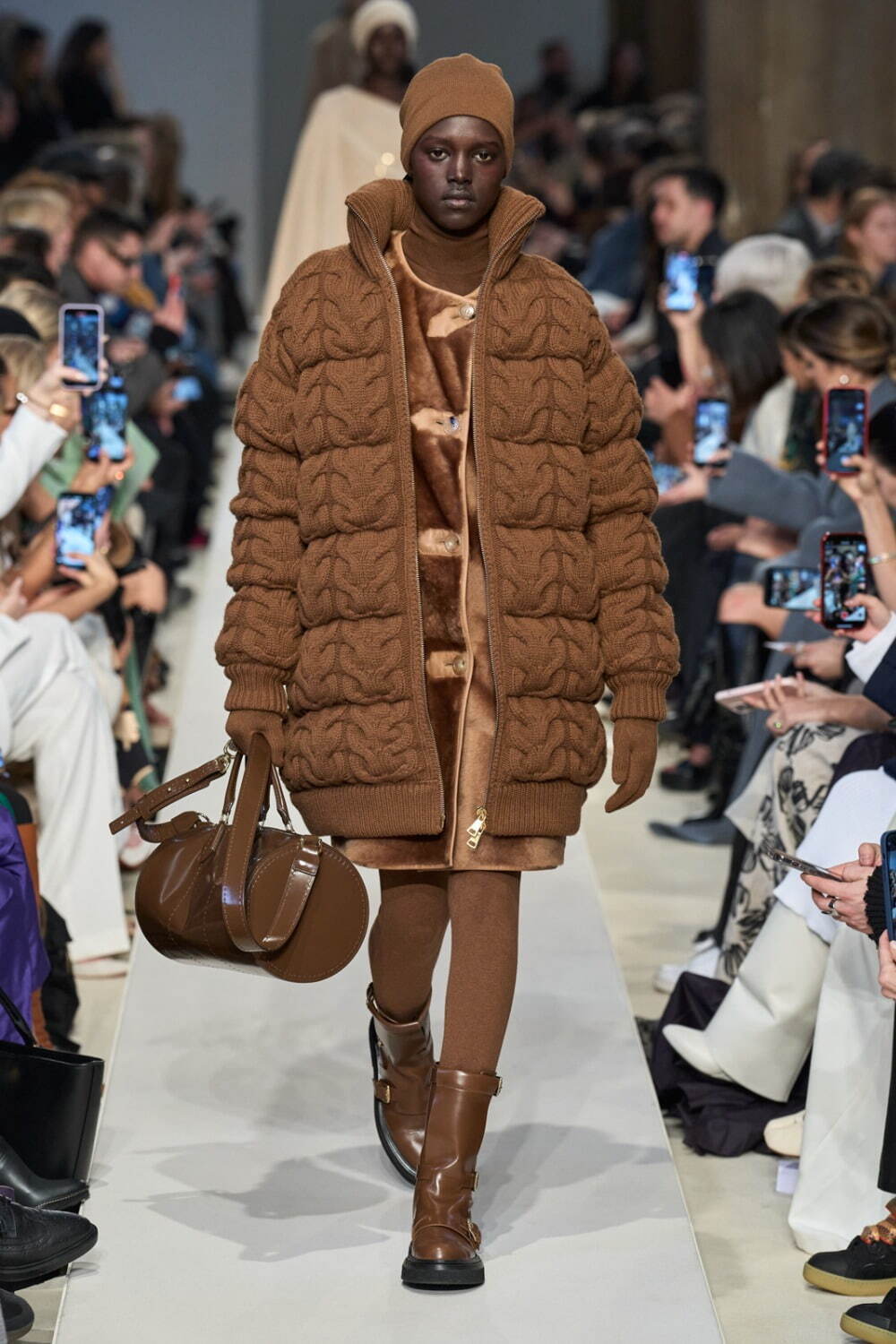 マックスマーラ(Max Mara) 2023-24年秋冬ウィメンズコレクション  - 写真16