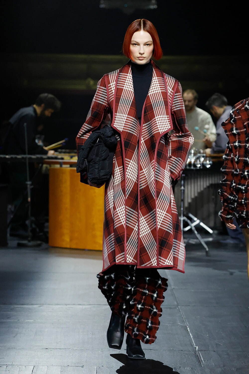 イッセイ ミヤケ(ISSEY MIYAKE) 2023-24年秋冬ウィメンズコレクション  - 写真20