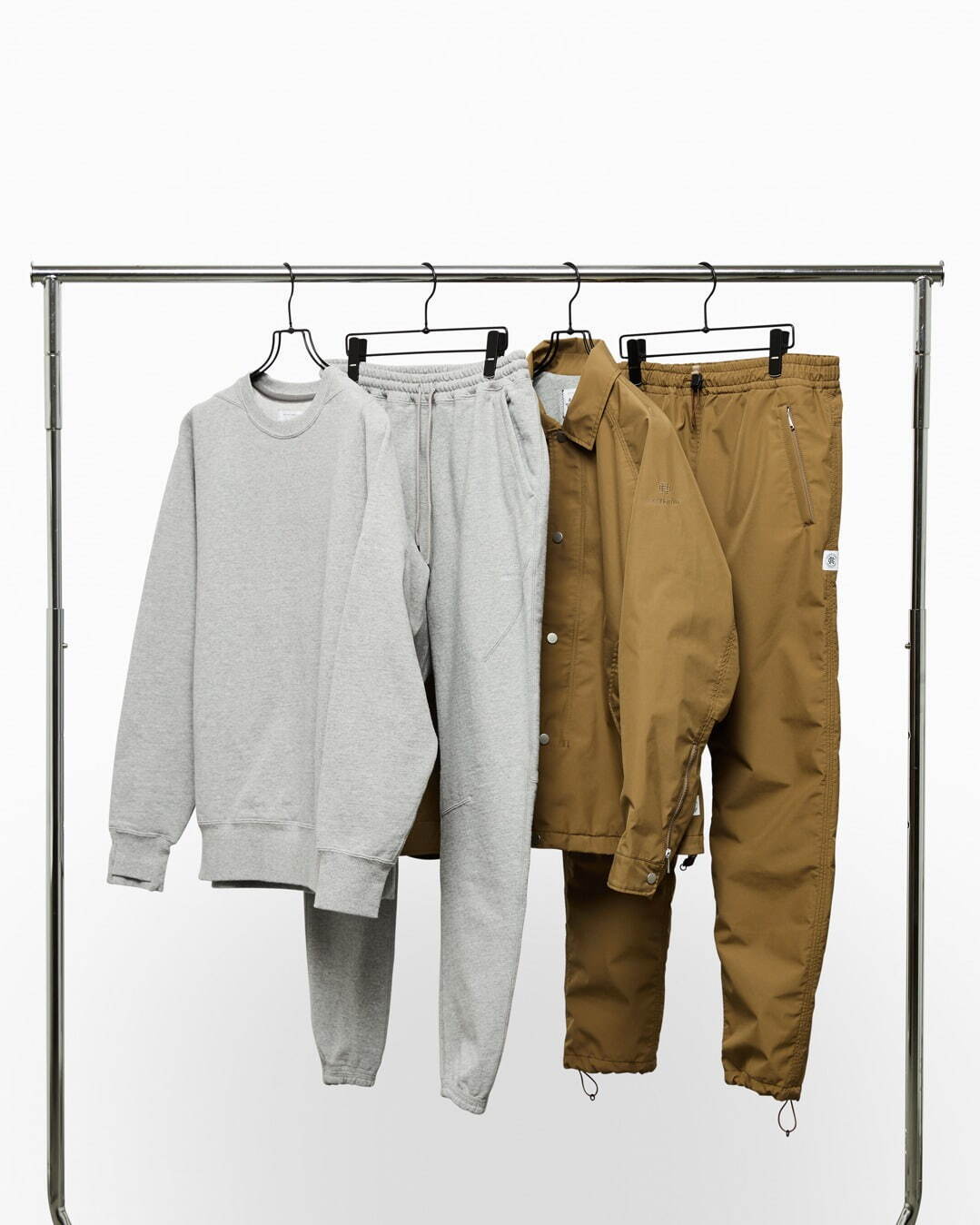 左から)DWELLER CREW PULLOVER、DWELLER EASY RIB PANTS 各31,680円、COACH JACKET 75,680円、HIKEIR EASYPANTS 43,780円