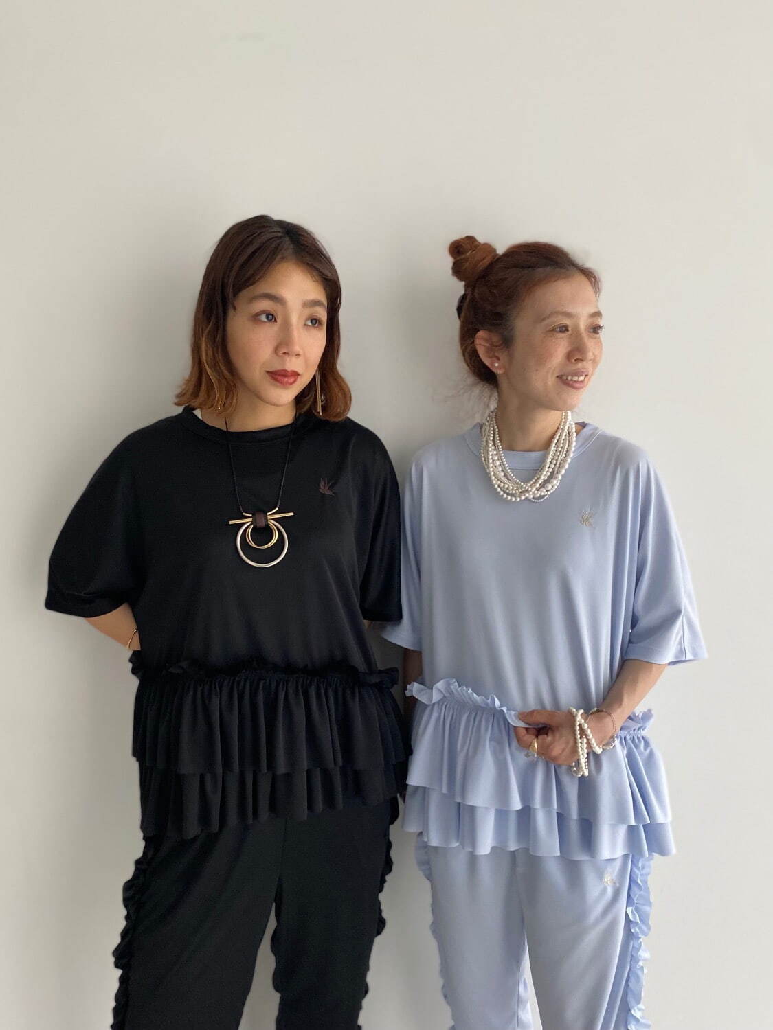 別注フリルTシャツ 21,780円、別注フリルパンツ 32,780円