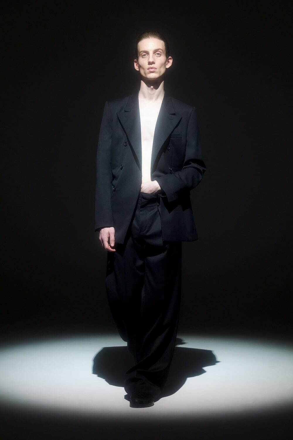 Black Gabardine Wool Double-Breasted Blazer 132,000円、
Black Gabardine Wool Loose Tailored Trousers 41,800円