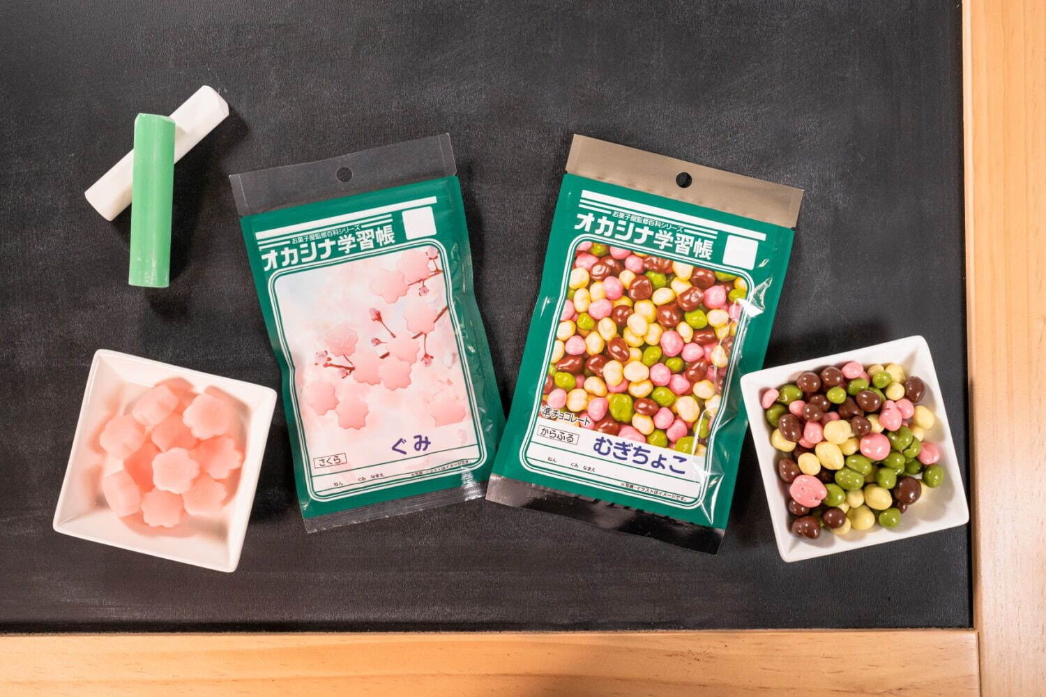 あの学習帳がお菓子に？！「オカシナ学習帳」全国ファミマで、桜形のグミ＆カラフルチョコ｜写真2