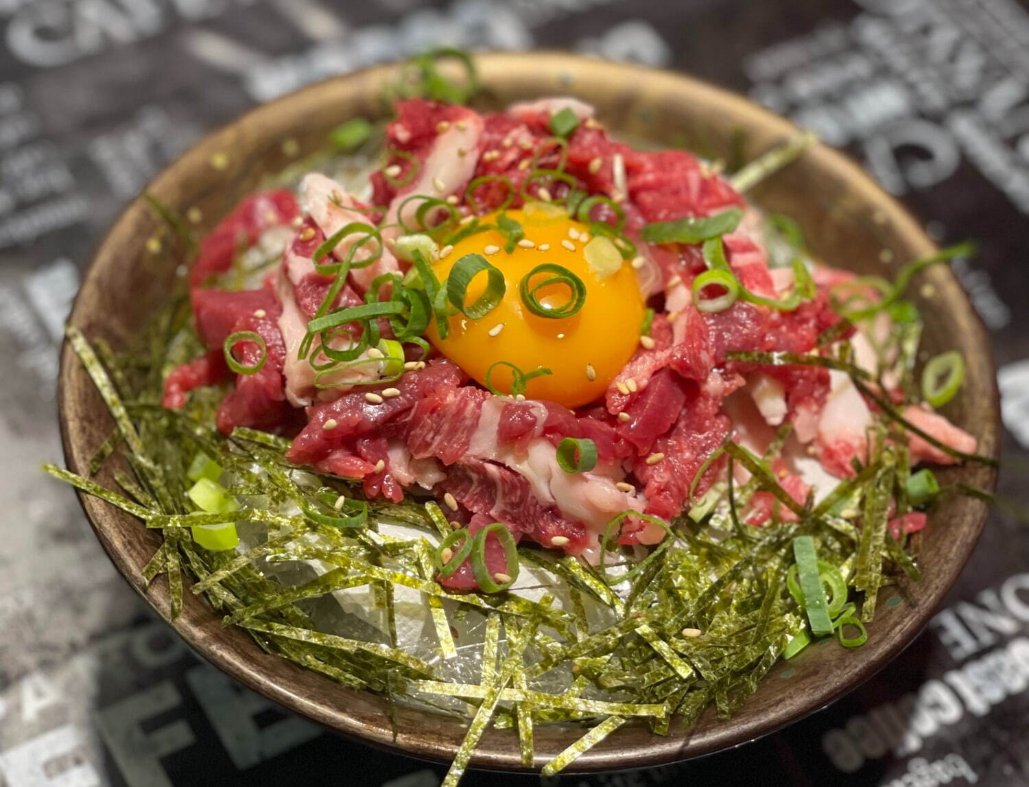 「＜食匠 なる花＞炙り桜ユッケ丼」