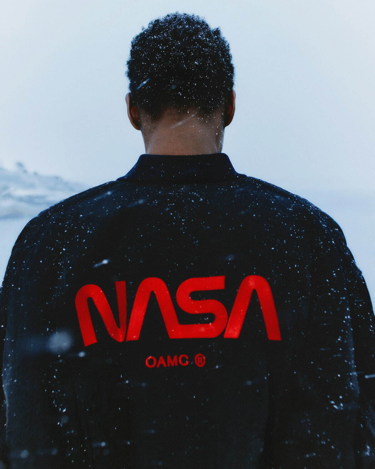 OAMC×NASAのコラボウェア、Wロゴ刺繍入りボンバージャケットや“月”のグラフィックTシャツ｜写真1