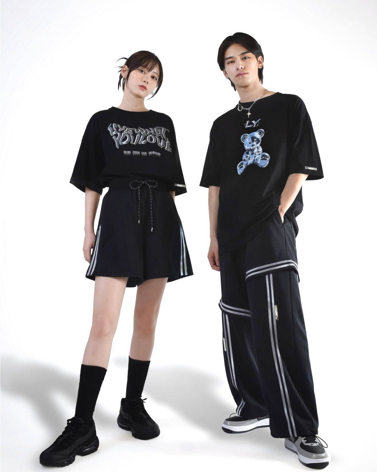 (左)CHROME LOGO TEE 9,350円、LY TRACK SHORTS 13,750円
(右)MECHANICAL BEAR TEE 9,350円、LY TRACK PANTS 36,300円