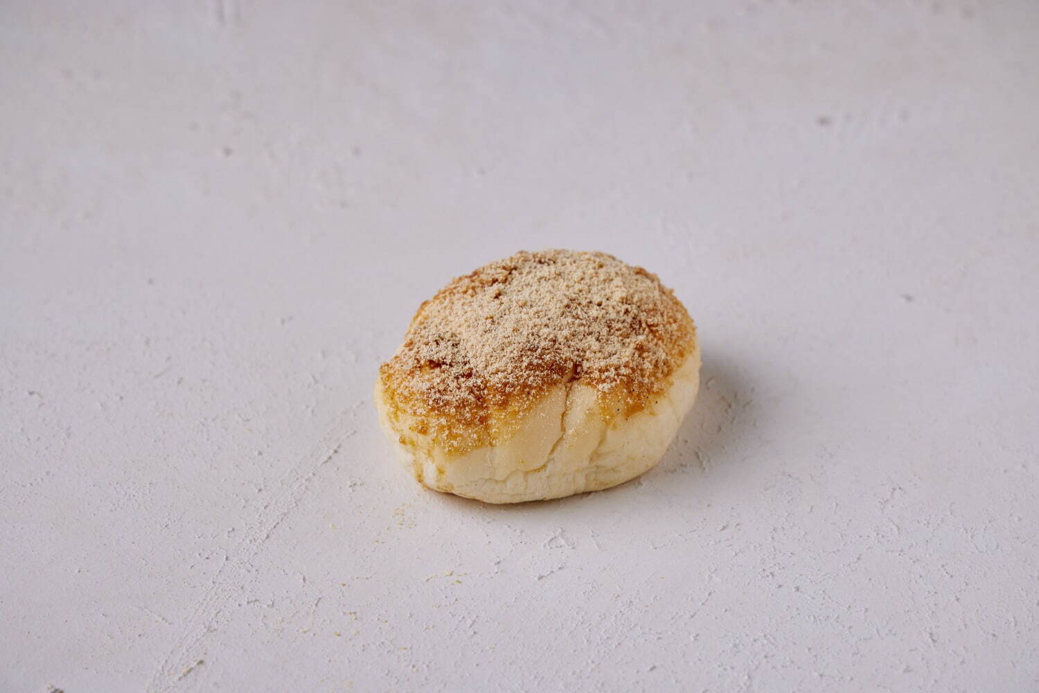 「THE BUN」白いコッペのきな粉パン 280円