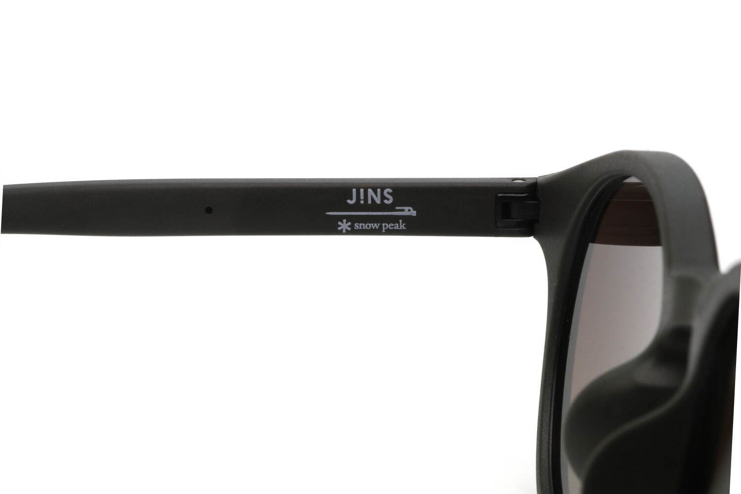 JINS×スノーピークの新作サングラス、チタンマグ着想のコンビモデルや第1弾の人気シリーズ｜写真44