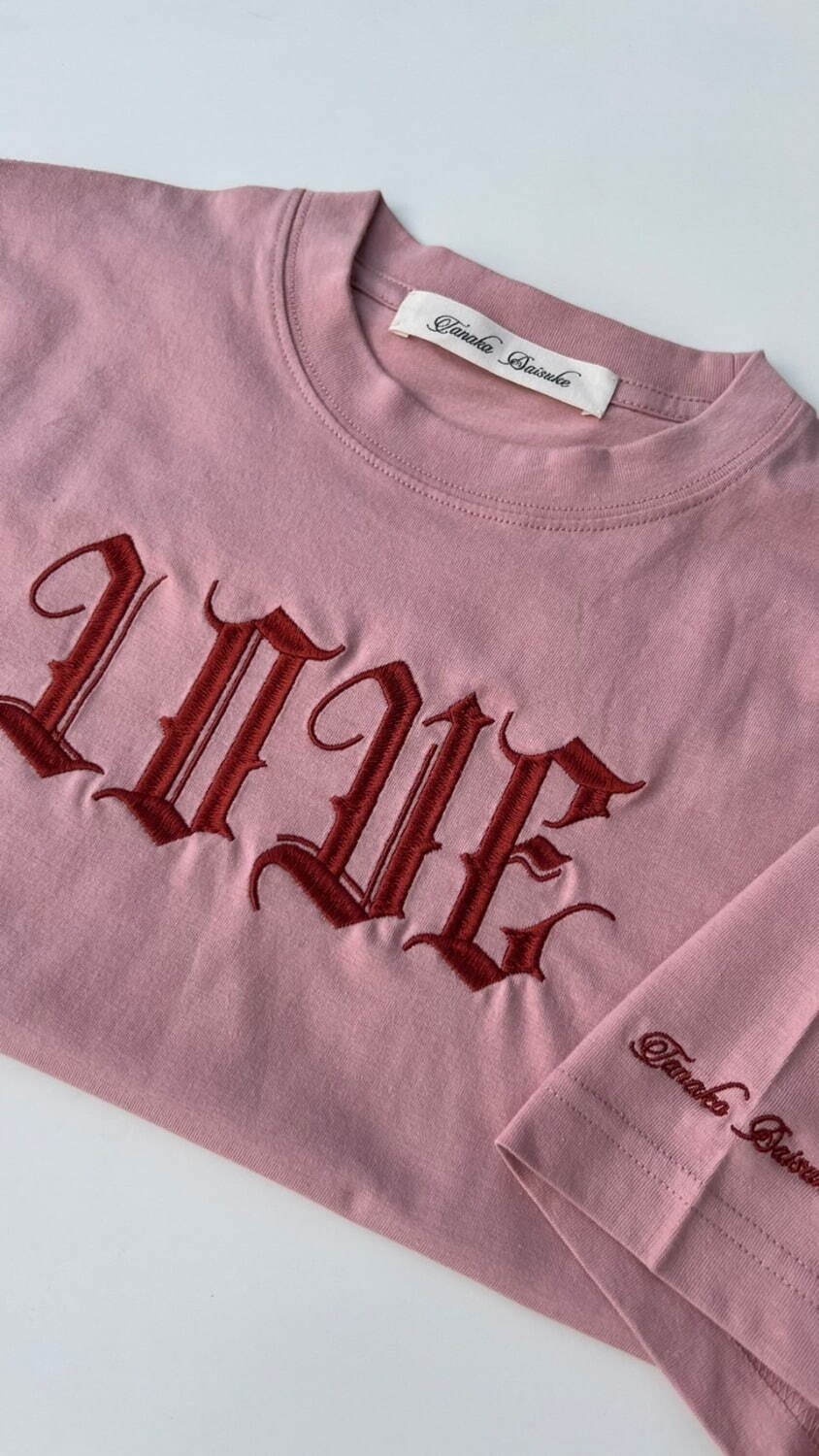 タナカダイスケ“LOVE刺繍入り”ピンクの新色Tシャツ、伊勢丹新宿で先行即売＆新作の受注販売も｜写真1