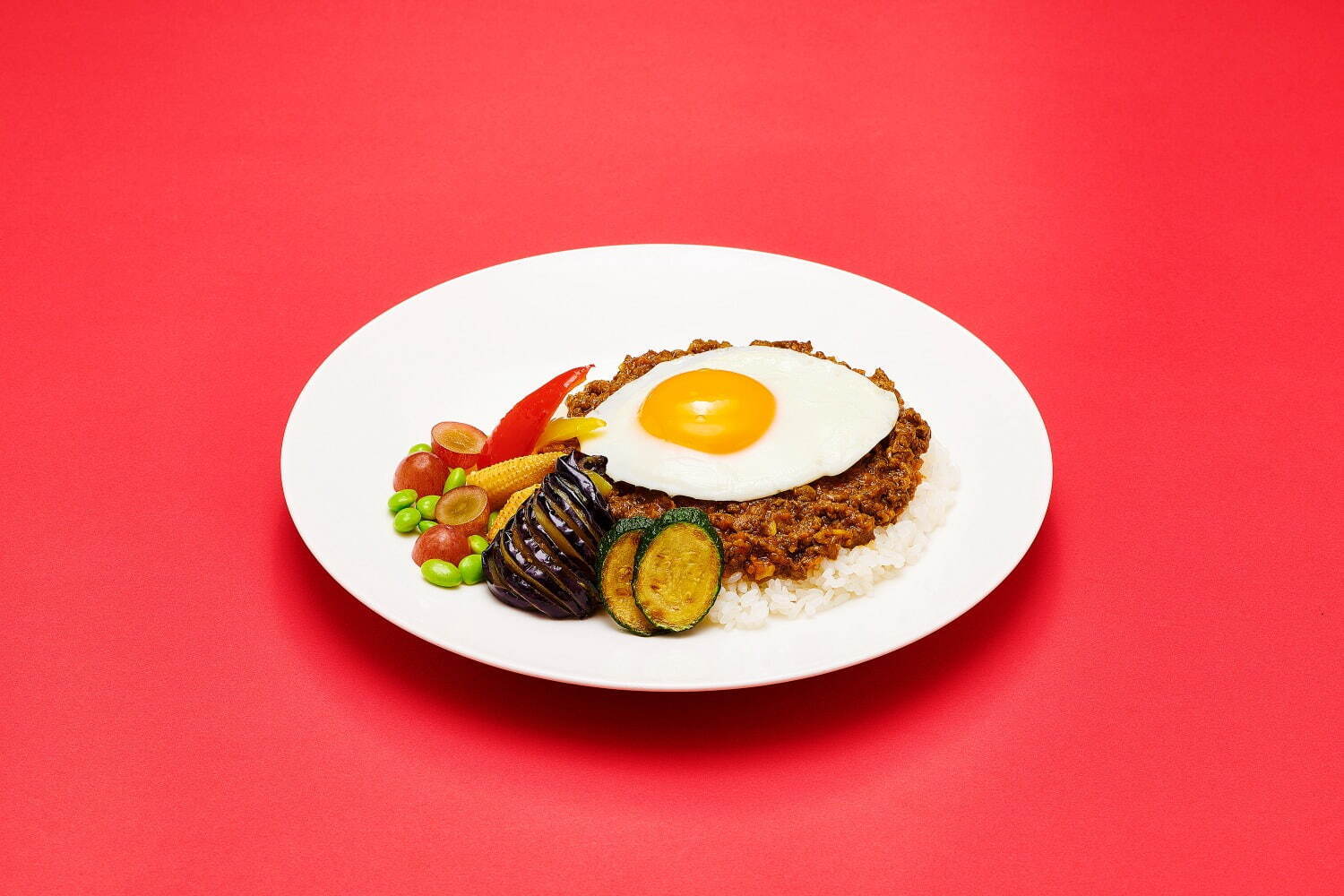 「国産牛のキーマカレー 彩り野菜とフライドエッグ」 3,200円