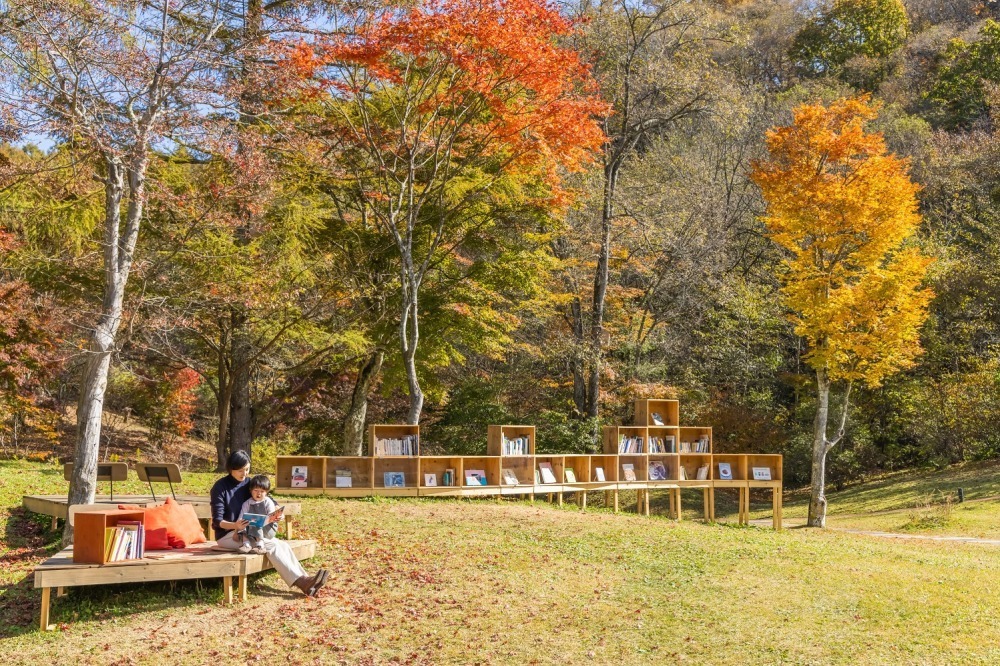 紅葉の中で読書を満喫する「紅葉図書館」軽井沢星野エリアで、どら焼きやりんごドリンクも｜写真1