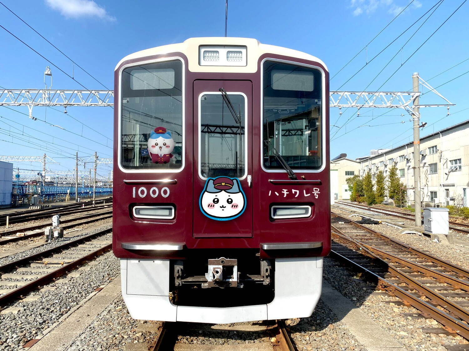 「ちいかわ×阪急電車」マルーンカラーの制服を着たハチワレ＆うさぎのコラボグッズ、装飾列車の運行も｜写真19