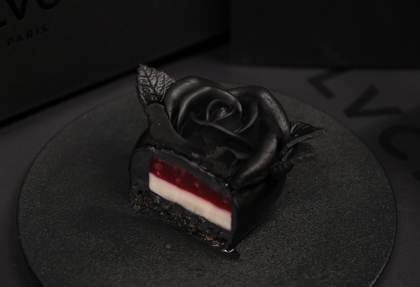 「フランス展」名古屋タカシマヤで、“漆黒のバラ”ケーキ＆濃厚キャラメルソフトやフランス雑貨｜写真1