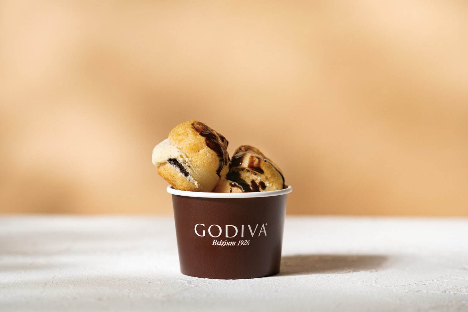 ゴディバカフェ(GODIVA café) プロフィットロール｜写真1