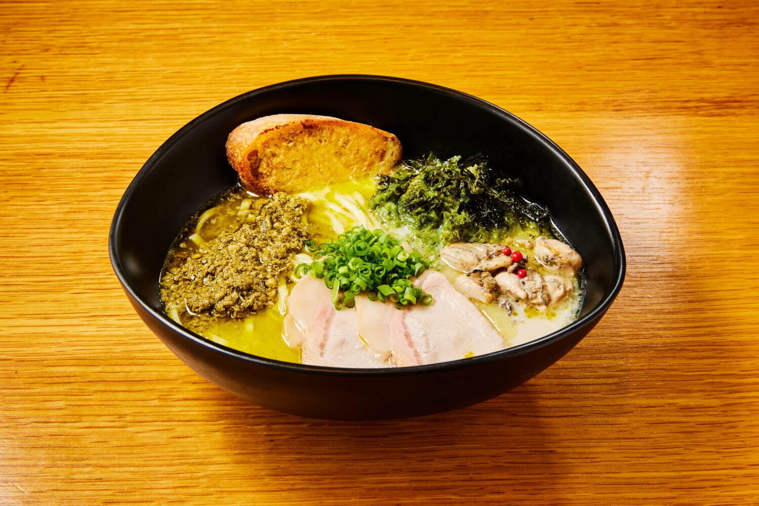 東京駅一番街「東京ラーメンストリート」東京駅 斑鳩らが作る旬＆豪華食材を使用した秋限定ラーメン｜写真16