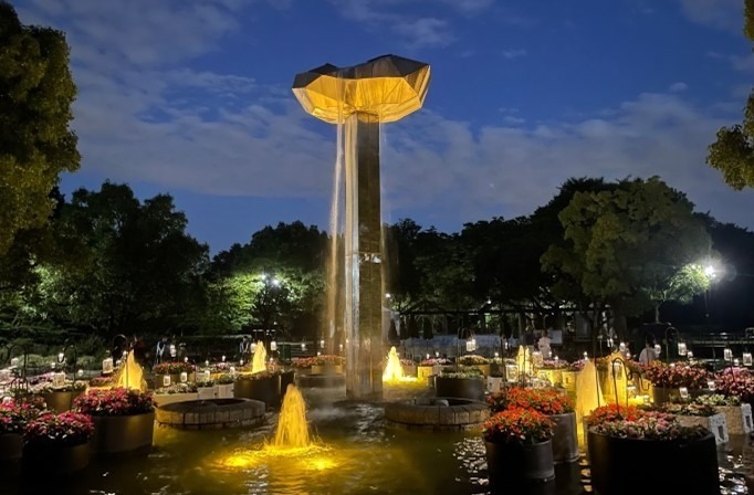 「花と光のムーブメント」東京・府中の森公園で、花壇の虹色ライトアップや『ちはやふる』フォトスポットも｜写真3