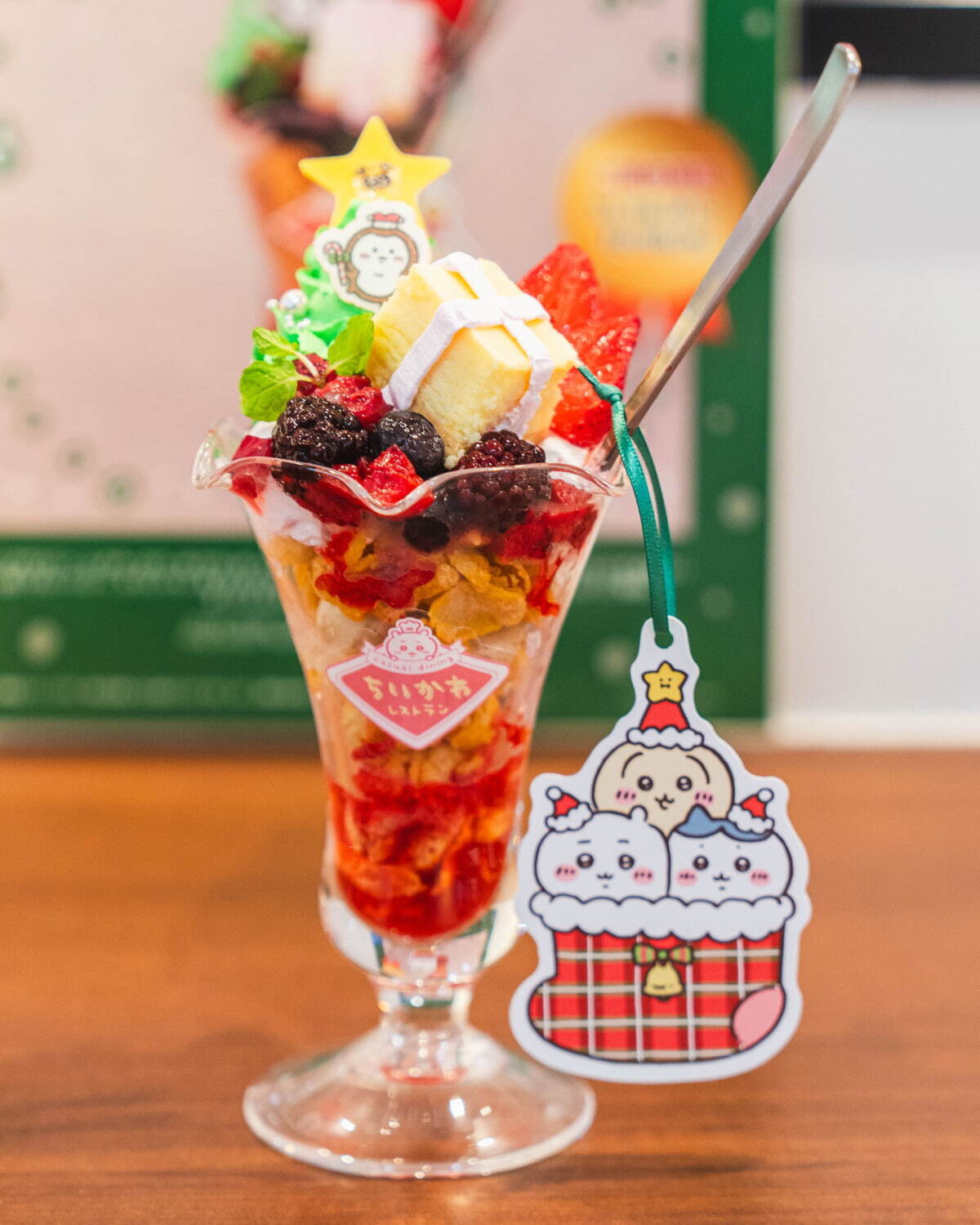 ちいかわのクリスマスッ!!!パフェ 1,540円
提供期間：2023年11月16日(木)～12月25日(月)