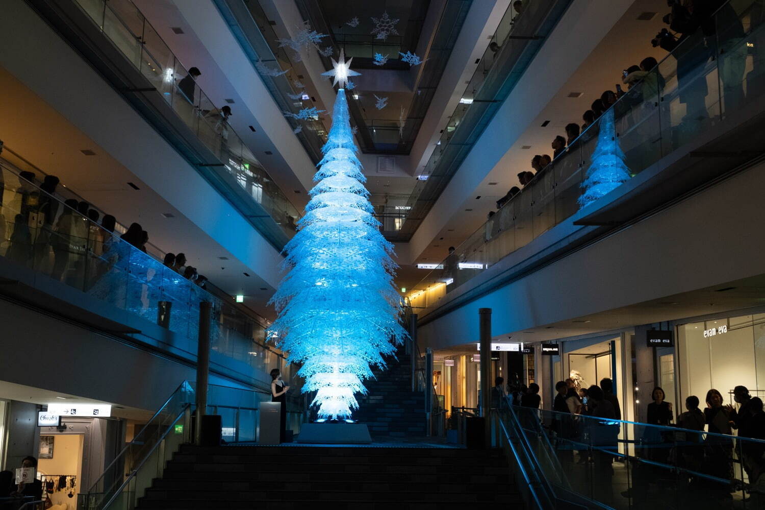 表参道ヒルズ23年クリスマスイルミネーション、“雪の結晶”約500個が透明の光を放つツリー｜写真14