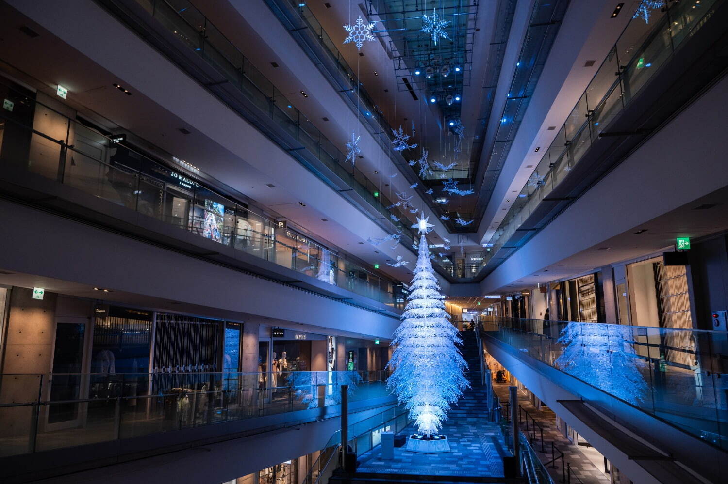 表参道ヒルズ23年クリスマスイルミネーション、“雪の結晶”約500個が透明の光を放つツリー｜写真5