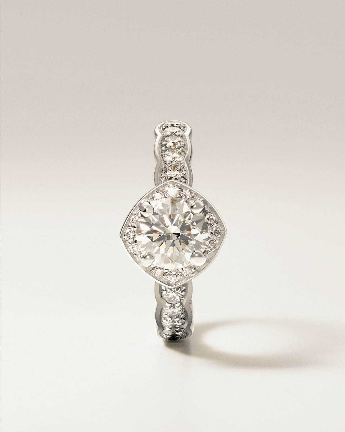 「ココ クラッシュ」PT/ダイヤモンド(センターダイヤモンド0.25ct～) 883,300円～
©CHANEL