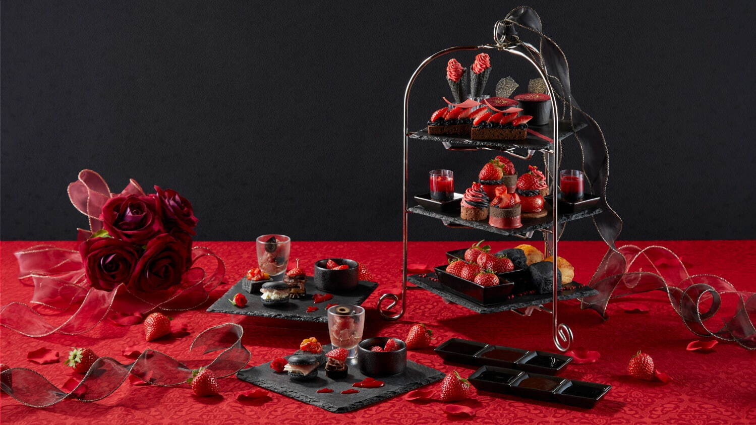 「ストロベリーアフタヌーンティー(Strawberry Afternoon Tea) ～Red×Black～」
1名 平日 6,000円、土休日 6,500円(スパークリングワイン付き)※別途サービス料13％を加算。