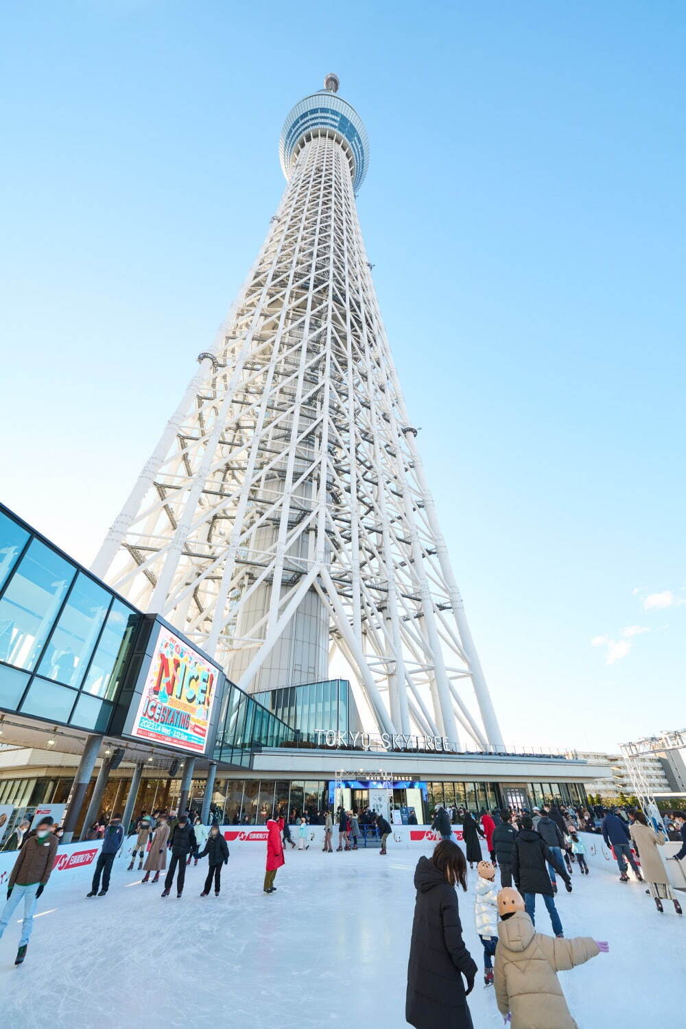 「東京スカイツリータウン アイススケートパーク」“本物の氷”の屋外スケートリンク＆ナイトスケートも｜写真2