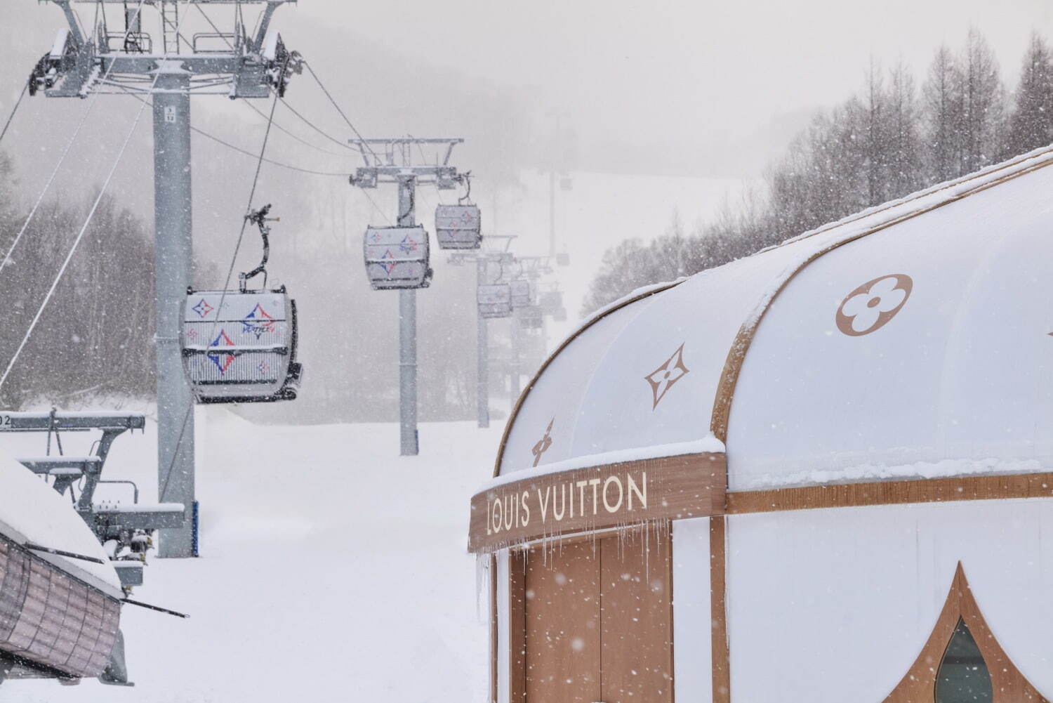 ルイ・ヴィトン“北海道・ニセコの雪景色と楽しむ”限定ストア、モノグラム・パターンのゴンドラも｜写真3