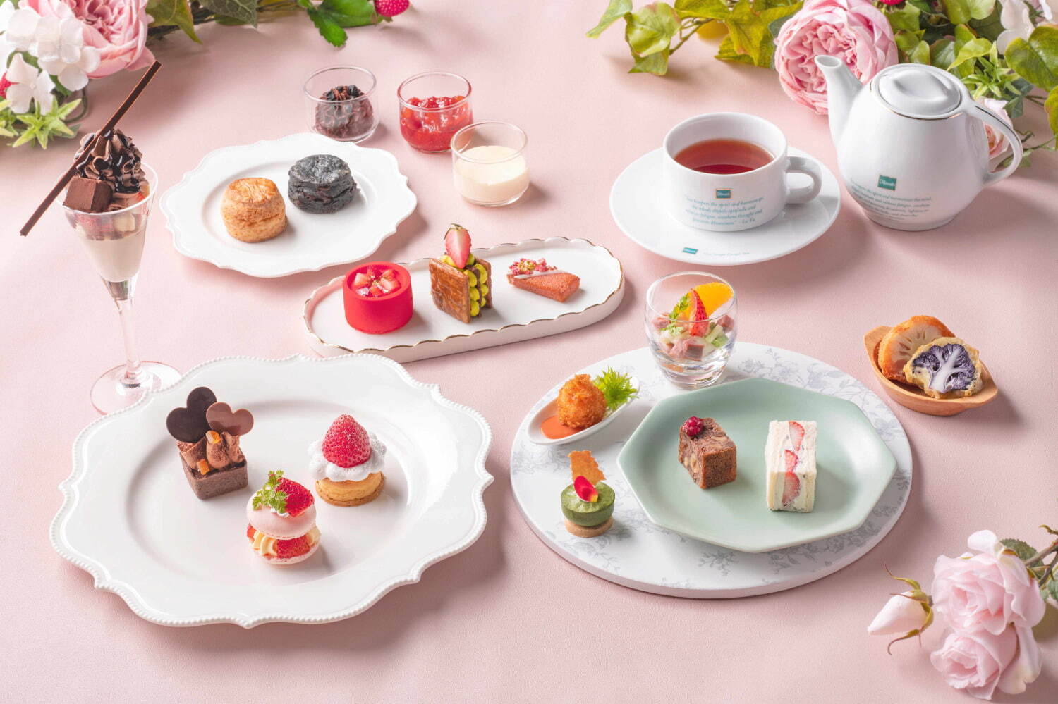 ヒルトン東京ベイ“苺×チョコレート”のアフタヌーンティー、ほうじ茶香る濃厚チョコパフェや苺マカロン｜写真2