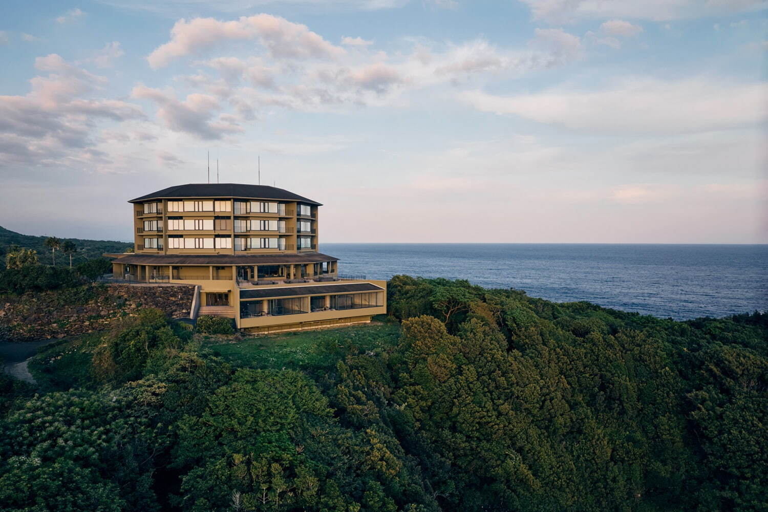 屋久島のリゾートホテル「サマナ ホテル ヤクシマ」温泉付きオーシャンビュー客室、絶景を望むバーも｜写真5