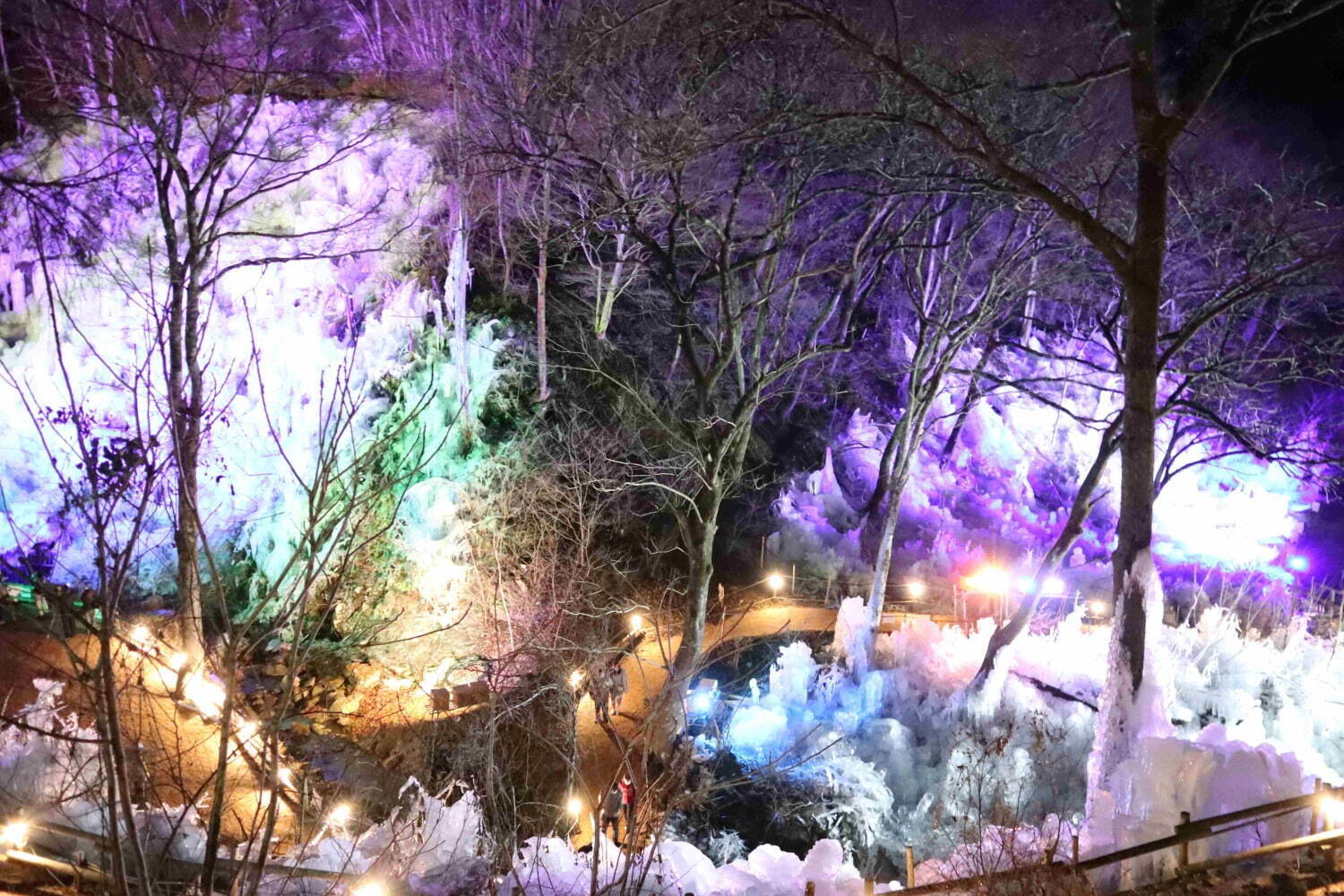 埼玉・秩父路「あしがくぼの氷柱」山全体を覆う幻想的な“氷柱”絶景スポット、夜はライトアップも｜写真1