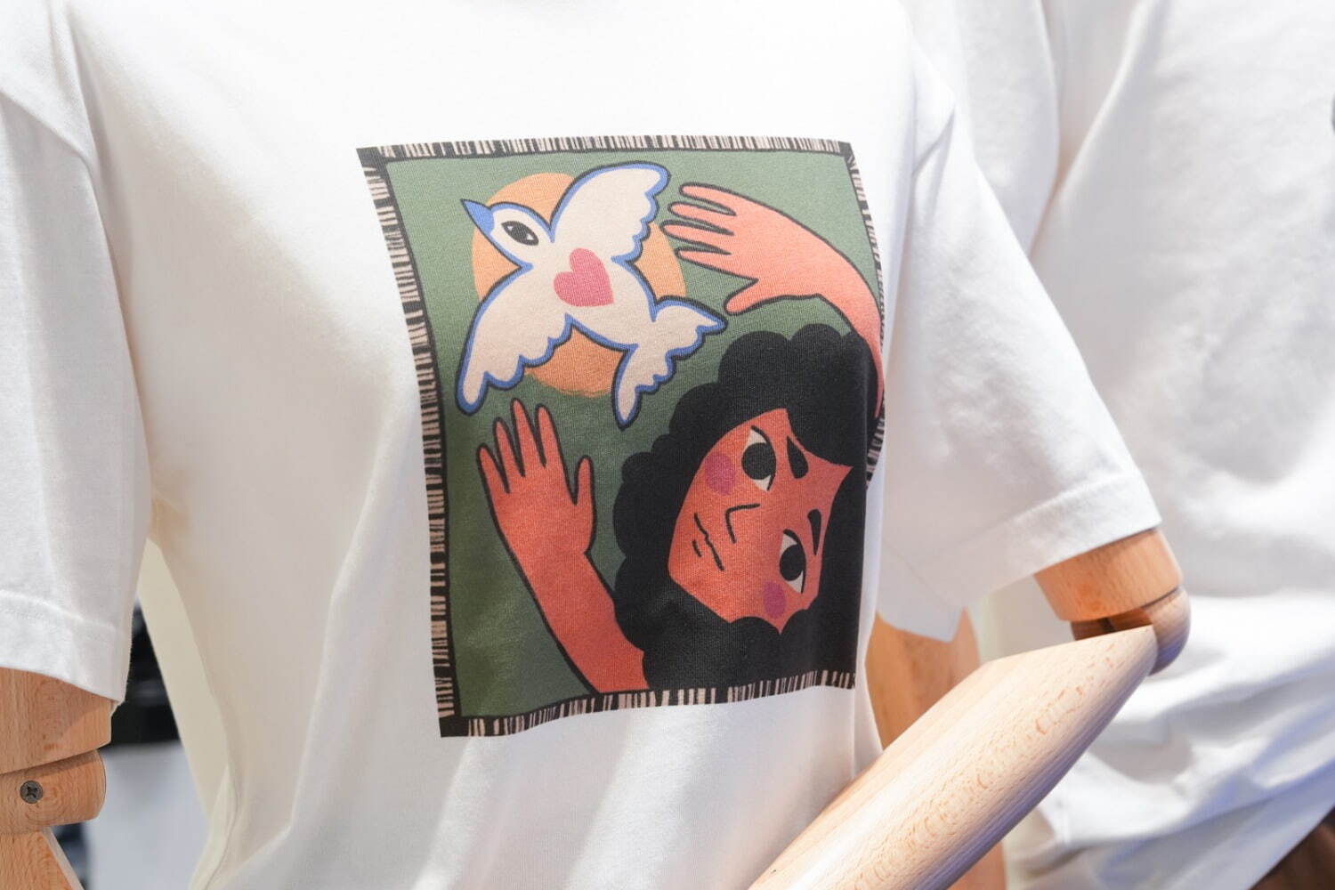 ユニクロ“ハートの紙飛行機やカラフルな鳥”など描いたアートTシャツ全5種、全国のUTme!で｜写真14