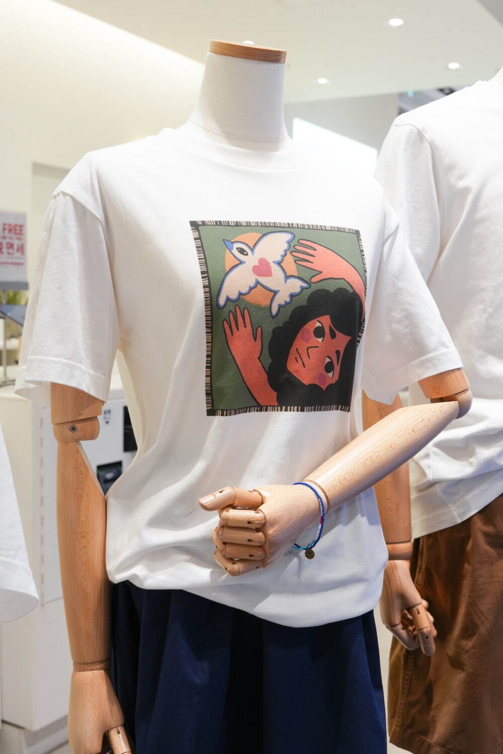 ユニクロ“ハートの紙飛行機やカラフルな鳥”など描いたアートTシャツ全5種、全国のUTme!で｜写真19