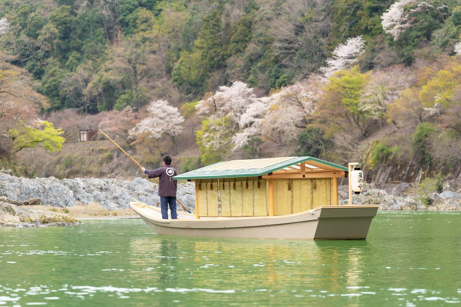 星のや京都の“お花見”滞在プラン - 貸し切りテラスや屋形舟から眺める桜の花、花見膳やライトアップも｜写真14