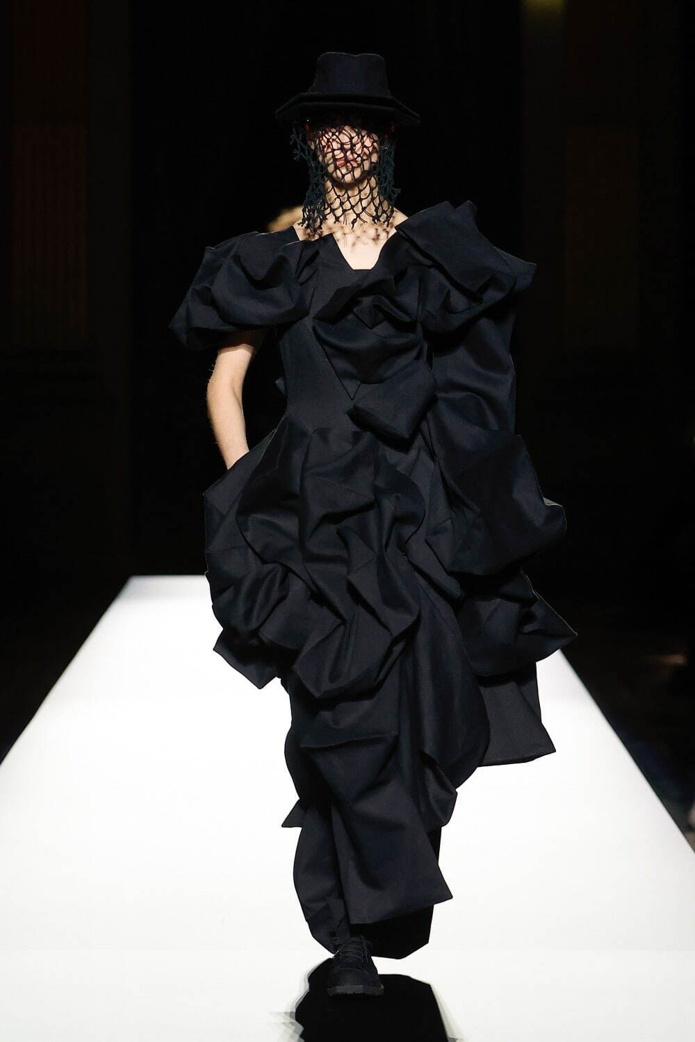 ヨウジヤマモト(Yohji Yamamoto) 2024-25年秋冬ウィメンズコレクション  - 写真11