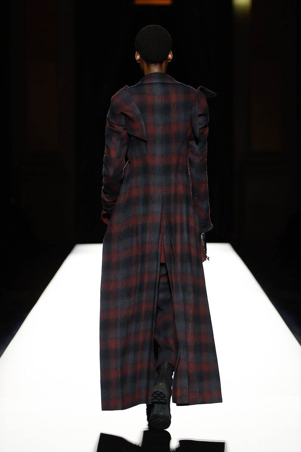 ヨウジヤマモト(Yohji Yamamoto) 2024-25年秋冬ウィメンズコレクション  - 写真36