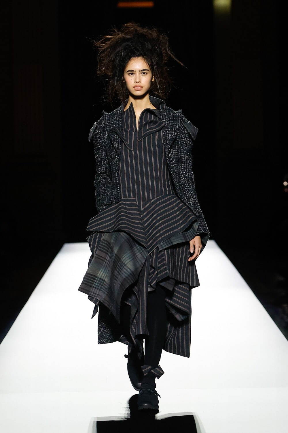 ヨウジヤマモト(Yohji Yamamoto) 2024-25年秋冬ウィメンズコレクション  - 写真45