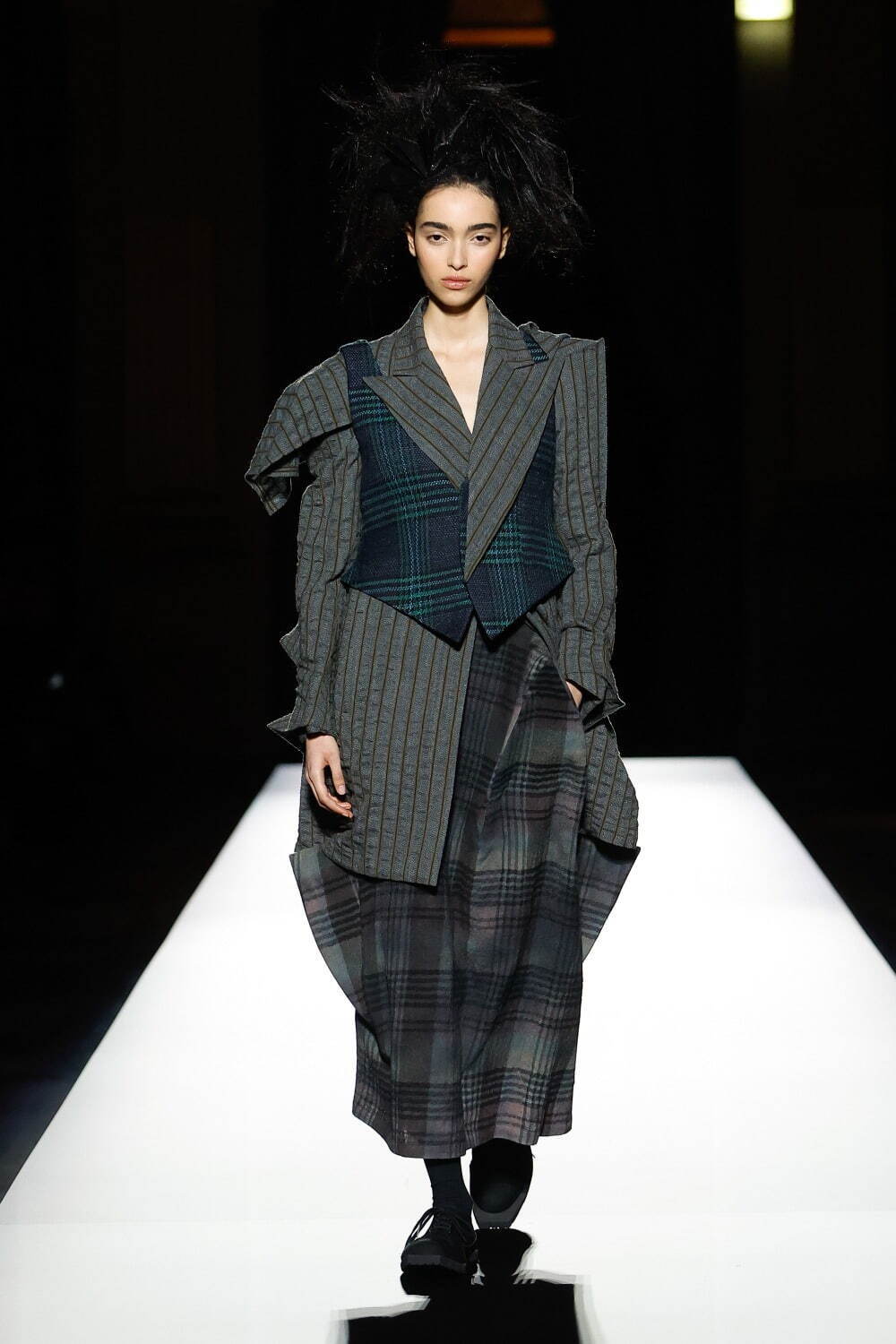 ヨウジヤマモト(Yohji Yamamoto) 2024-25年秋冬ウィメンズコレクション  - 写真47