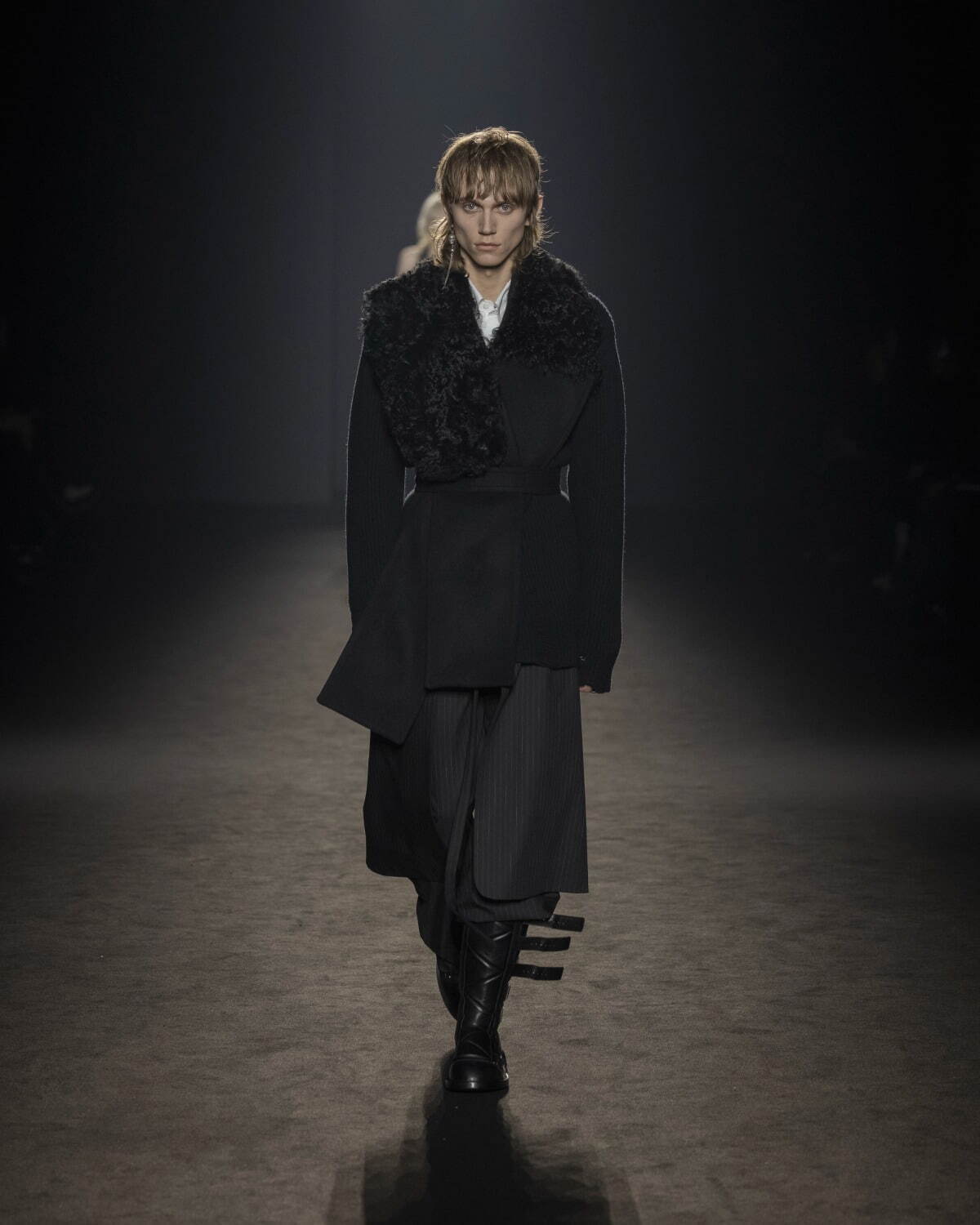 アン ドゥムルメステール(ANN DEMEULEMEESTER) 2024-25年秋冬ウィメンズ&メンズコレクション  - 写真27