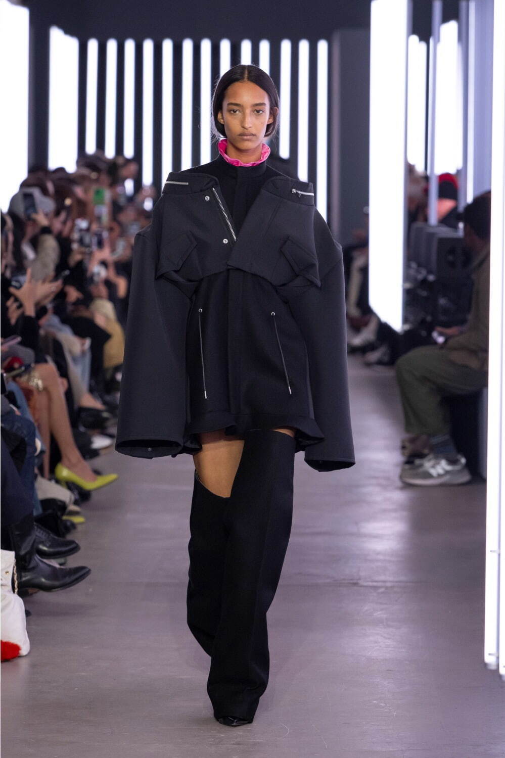 sacai 2024-25年秋冬ウィメンズコレクション、日常を生き抜く“鎧”｜写真1