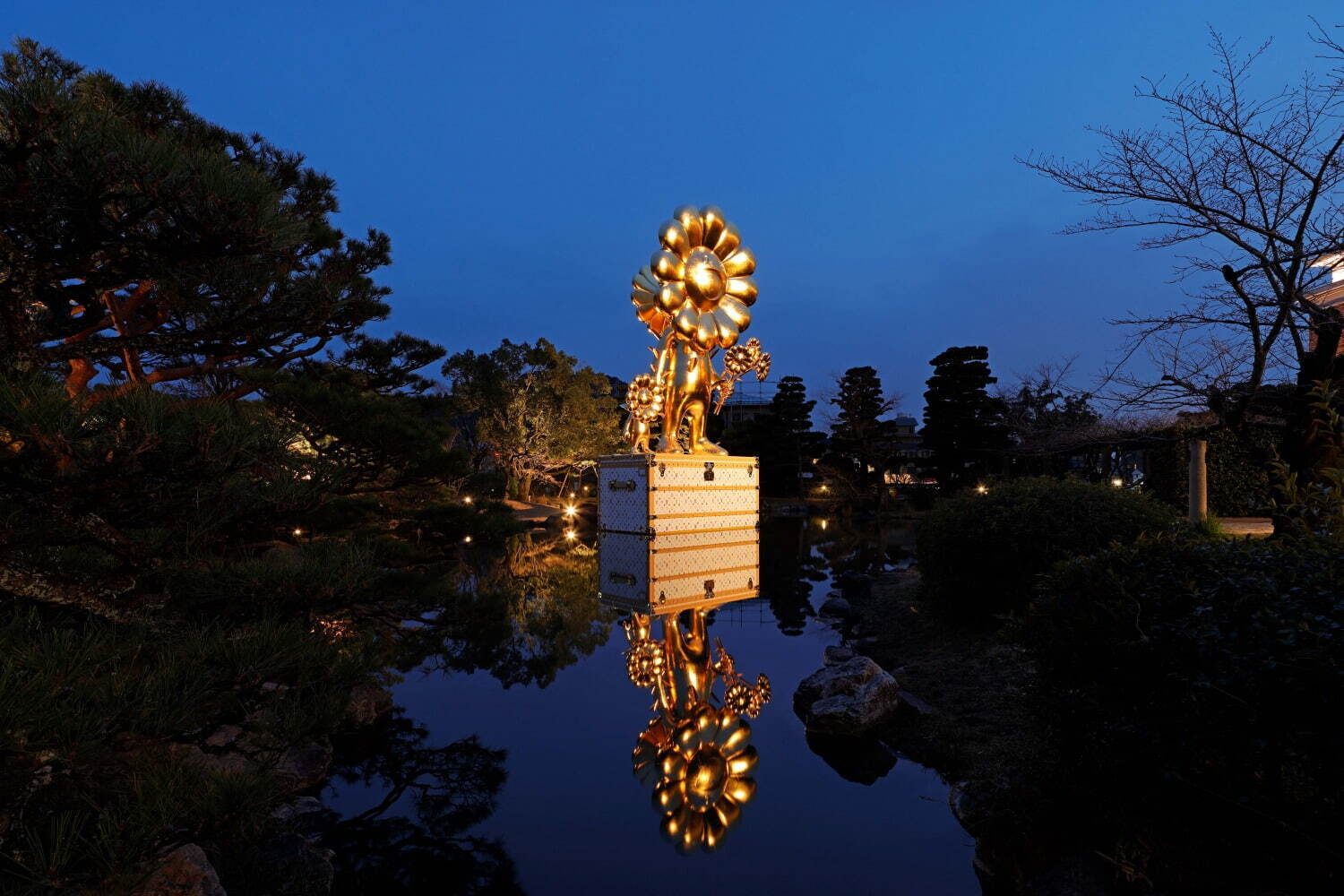 《お花の親子》(2020)とルイ・ヴィトンのトランクのインスタレーション
Photo: Kozo Takayama