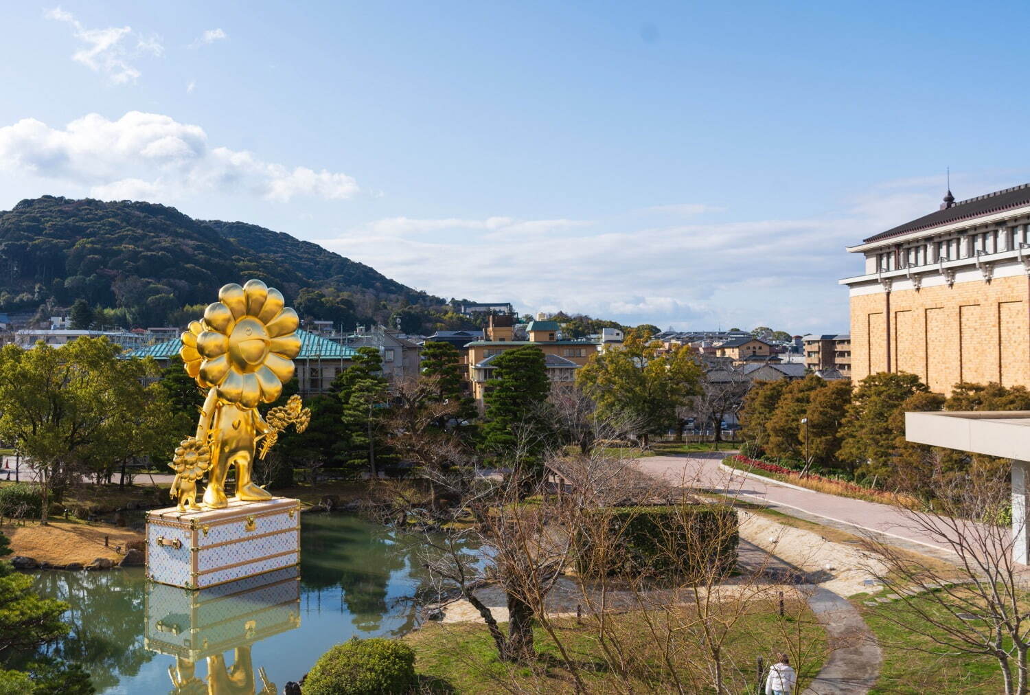 《お花の親子》(2020)とルイ・ヴィトンのトランクのインスタレーション
Photo: Reiko Mitake