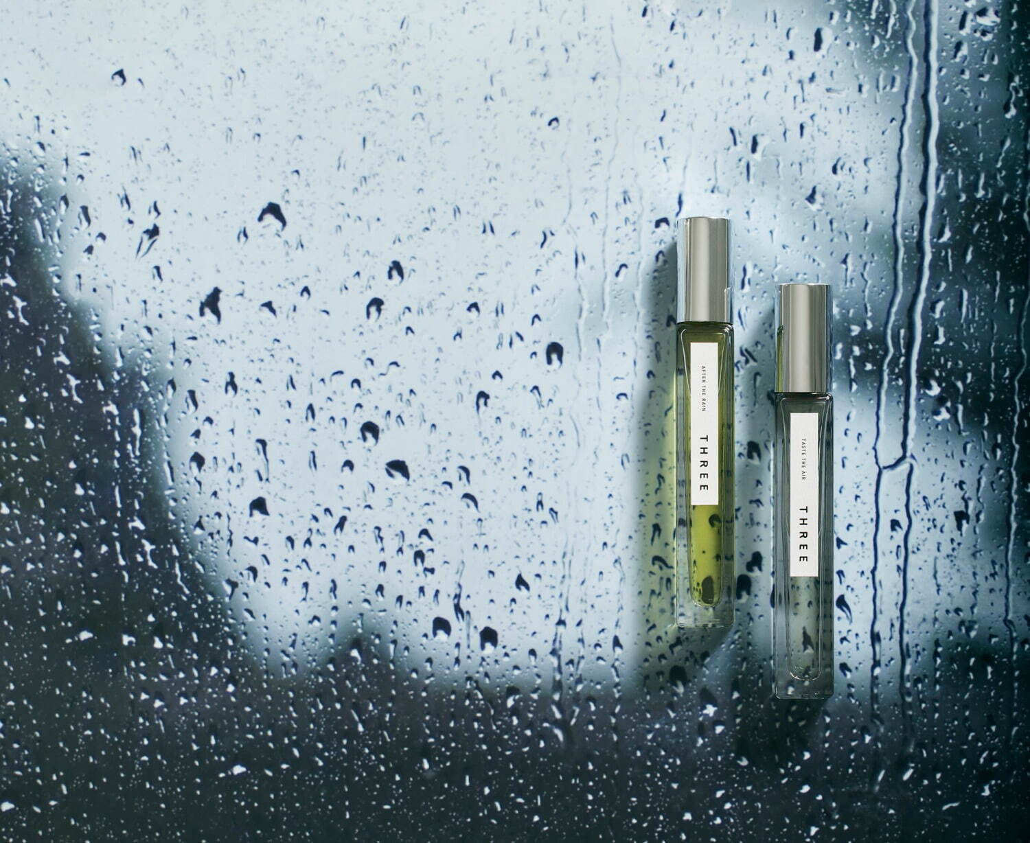 (左から)THREE エッセンシャルセンツ 05 AFTER THE RAIN 9mL 5,390円
THREE エッセンシャルセンツ 06 TASTE THE AIR 9mL 5,390円