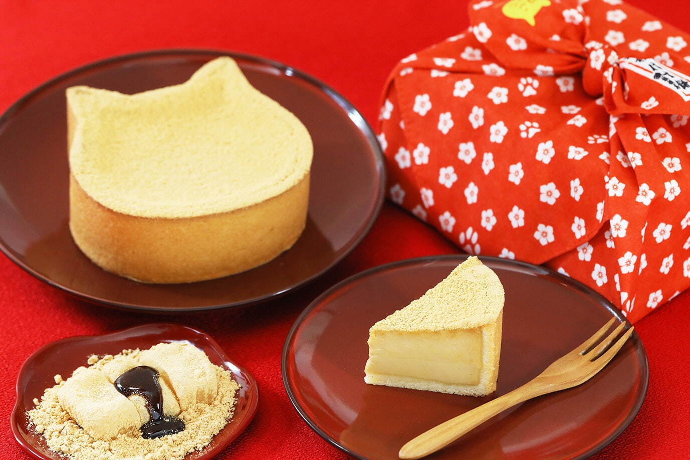 「ねこねこチーズケーキ 桔梗信玄餅」2,160円、オリジナル風呂敷付き 2,700円