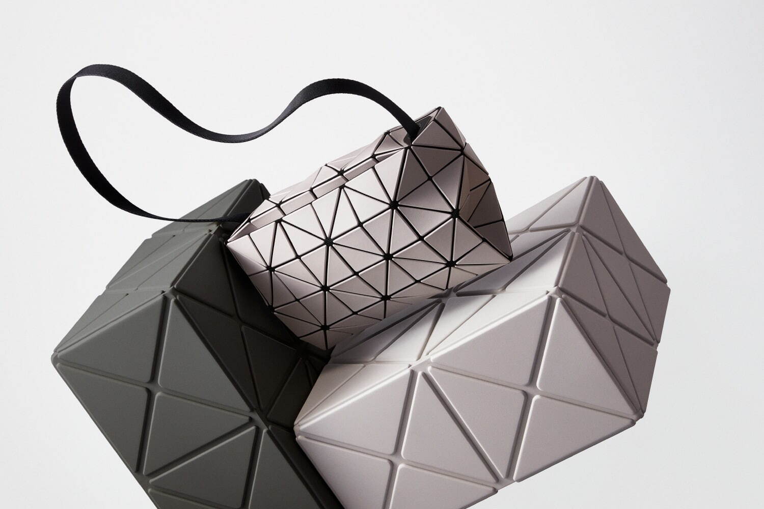 BAO BAO ISSEY MIYAKE 24年4月の新作バッグ、輝くヴィヴィッドカラーのトートなど｜写真8