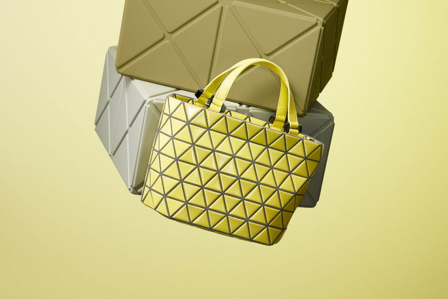 BAO BAO ISSEY MIYAKE 24年4月の新作バッグ、輝くヴィヴィッドカラーのトートなど｜写真9