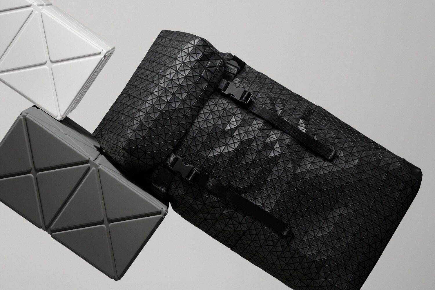 BAO BAO ISSEY MIYAKE 24年4月の新作バッグ、輝くヴィヴィッドカラーのトートなど｜写真10