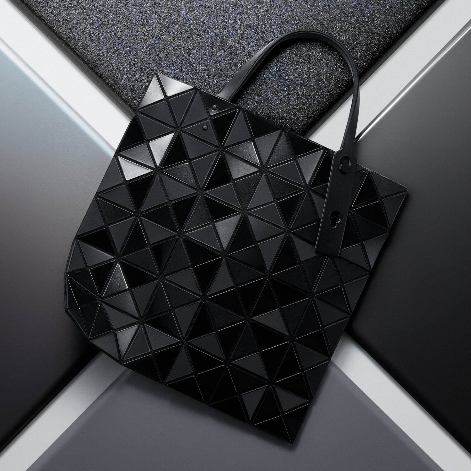 BAO BAO ISSEY MIYAKE 24年5月新作バッグ、異素材4種を合わせた上品トートなど｜写真7