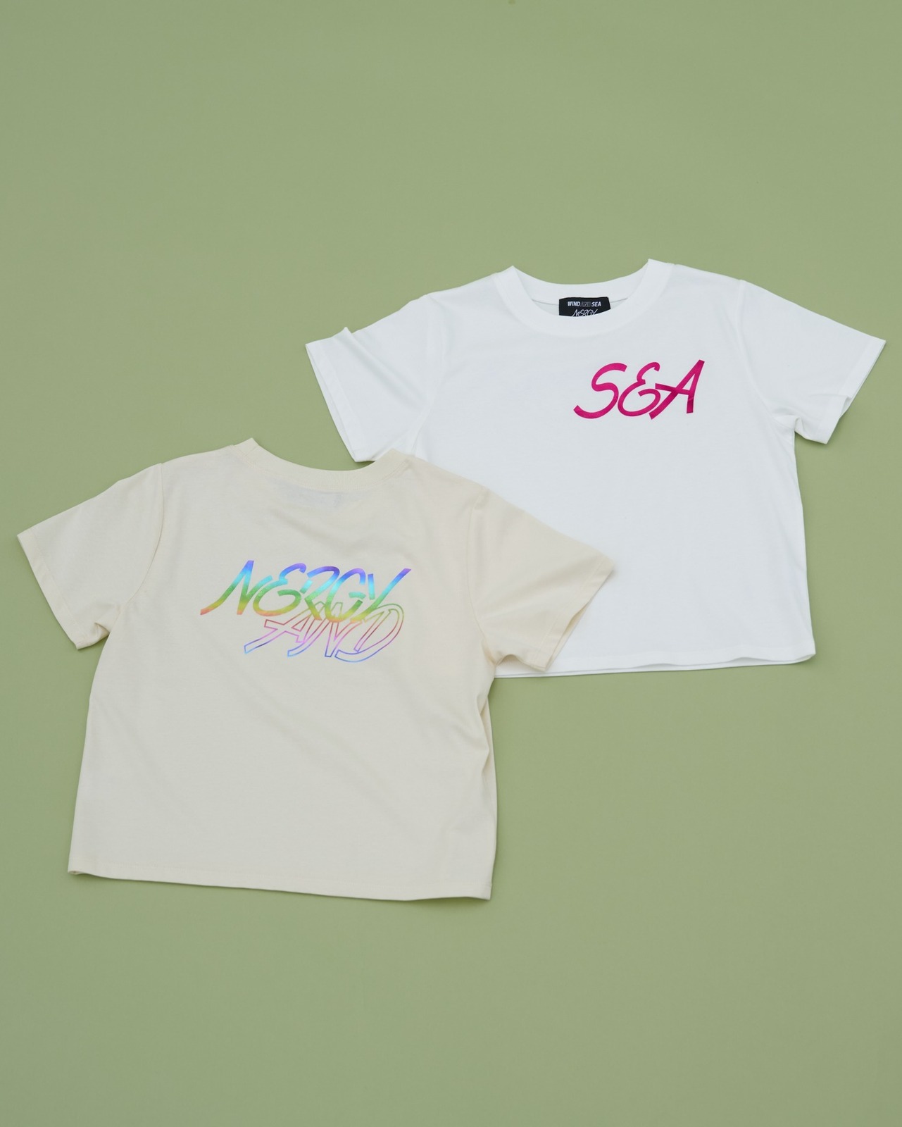 ナージー×ウィンダンシー、コラボロゴ入りショート丈ジップブルゾンやミニ丈Tシャツ｜写真4