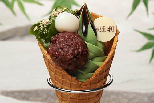 京都「辻利」の夏限定「辻利ソフト 初夏のパルフェ」わらび餅や粒あん、白玉を飾って