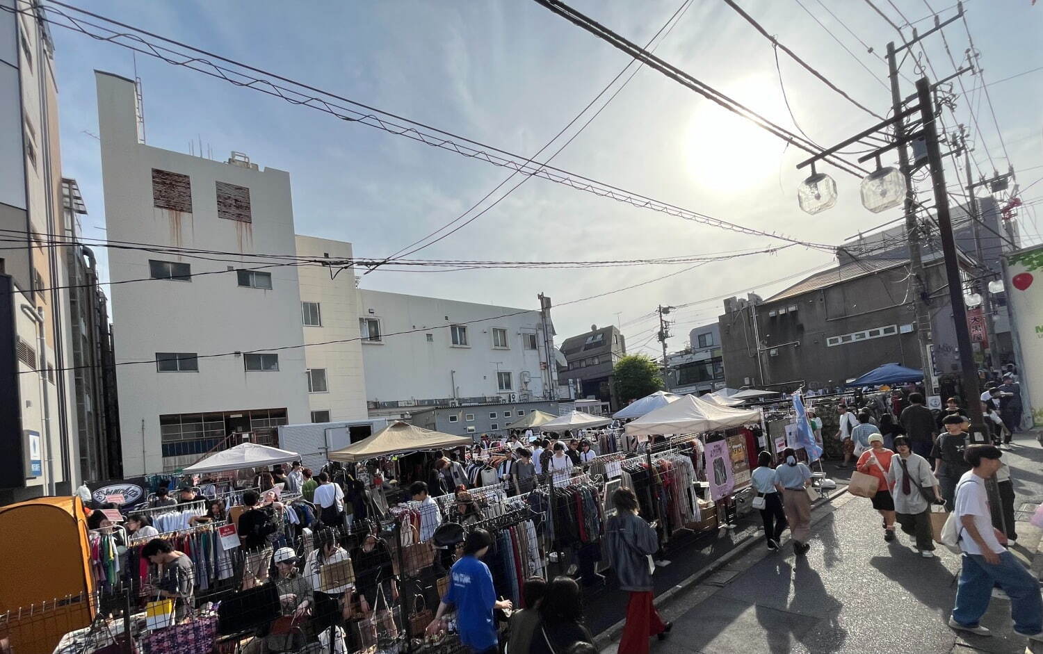 「下北沢古着マーケット＋」24年6月は“シャツ”をテーマに30店舗が出店、下北沢東口駅前広場で｜写真1