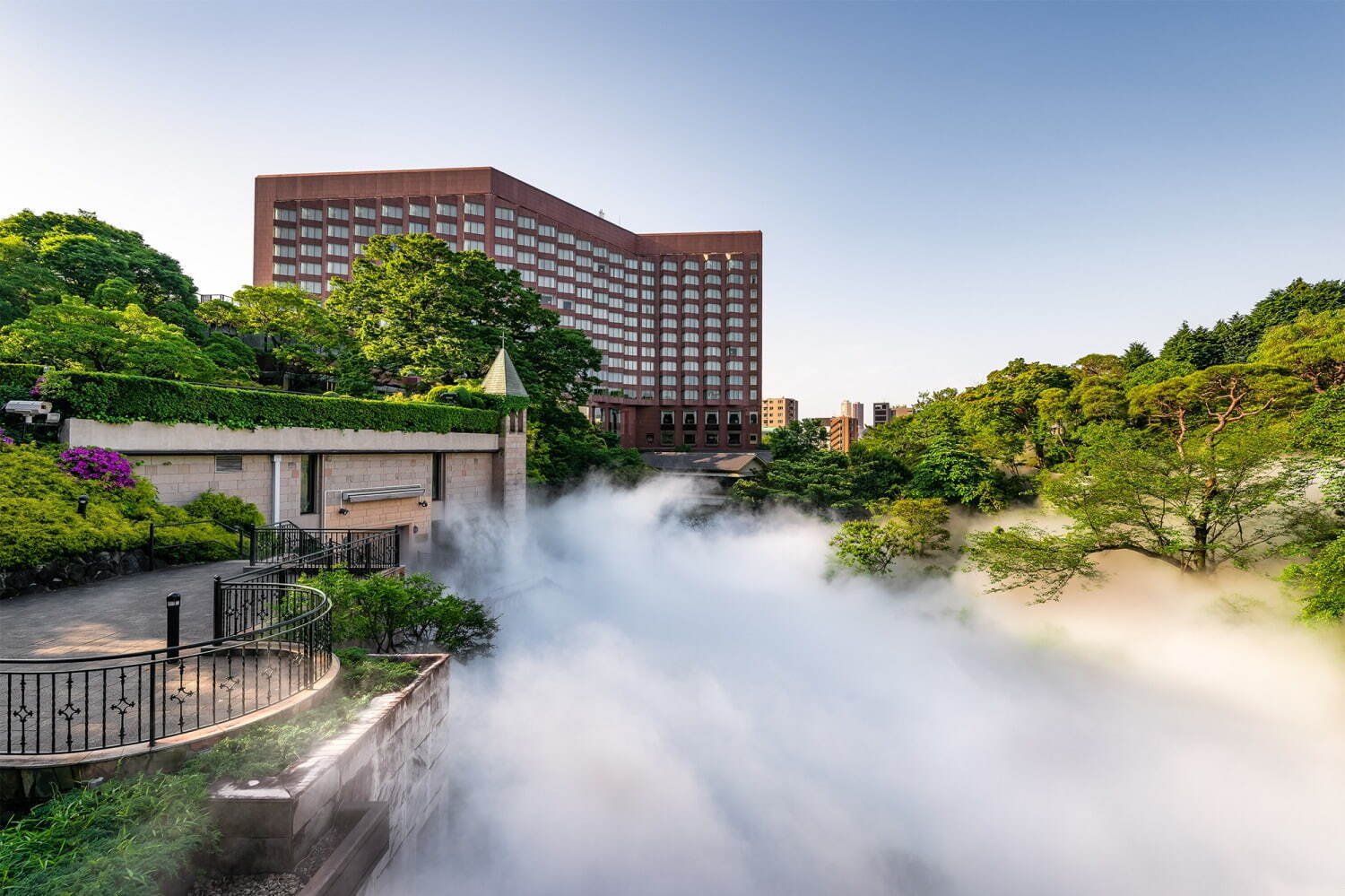 ホテル椿山荘東京で“びしょ濡れ”「雲海スプラッシュ」滝の水しぶきを再現＆江戸風鈴の音が響く夏の庭園｜写真2